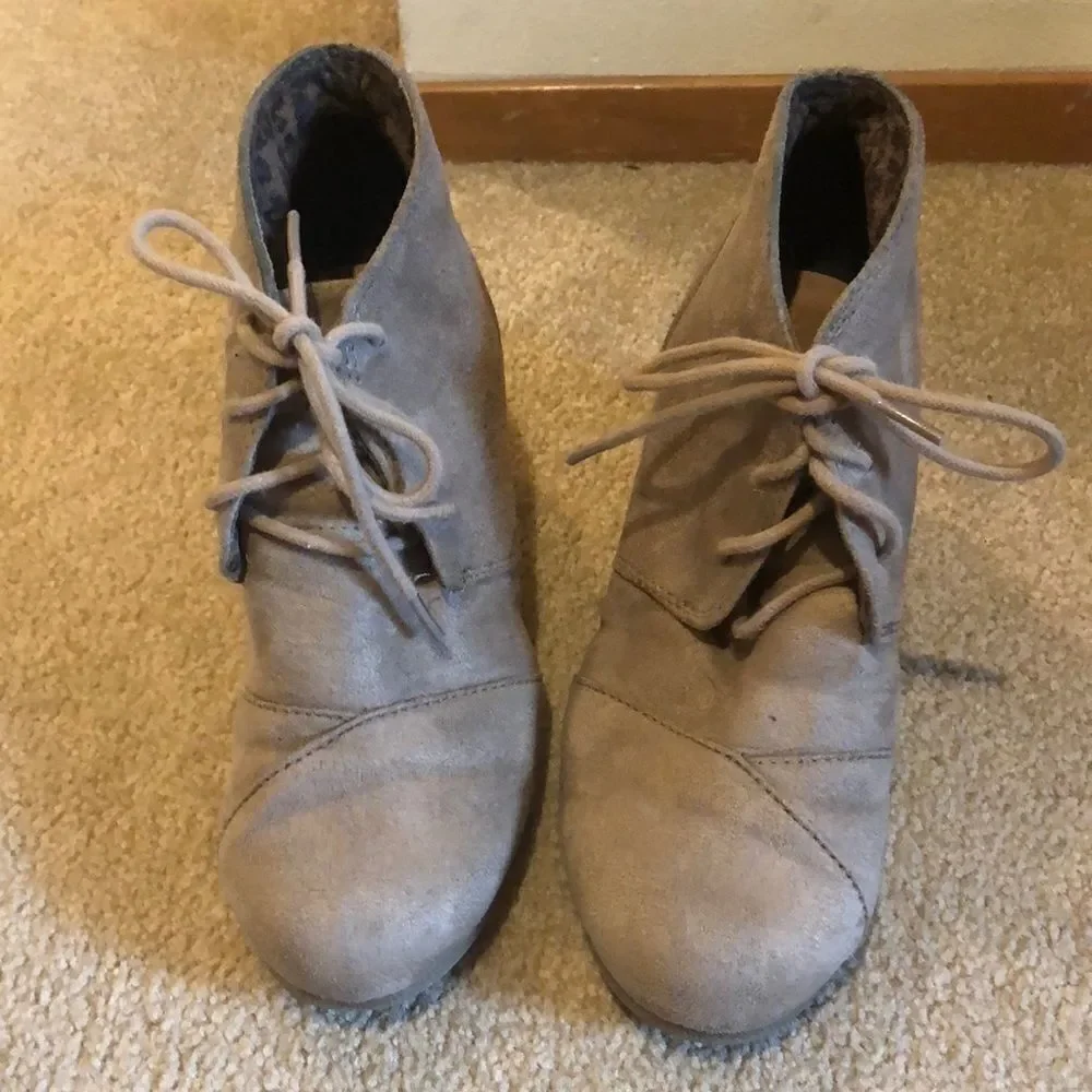 𝅺cityclassified tan suede wedged booties